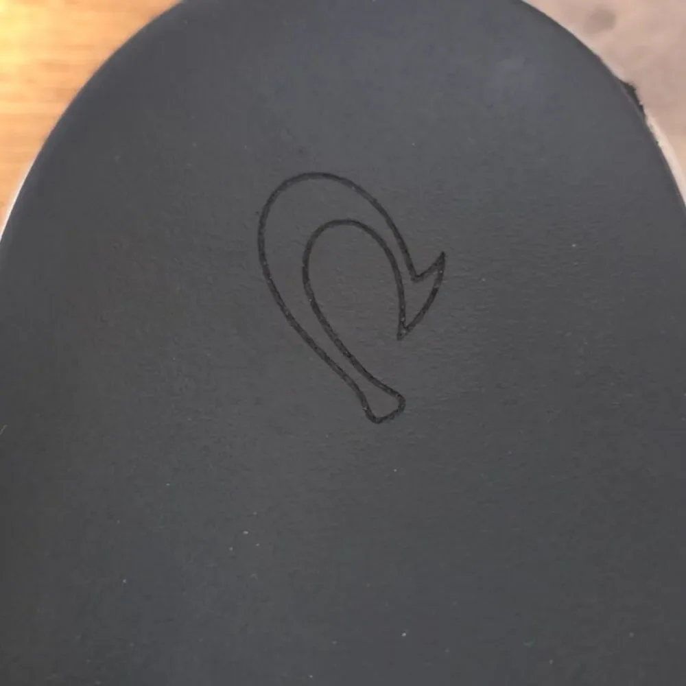 OluKai Nu‘a Pi‘o Sandals Black Womens Size 9 Nua Pio Thong Flip Flops Comfort